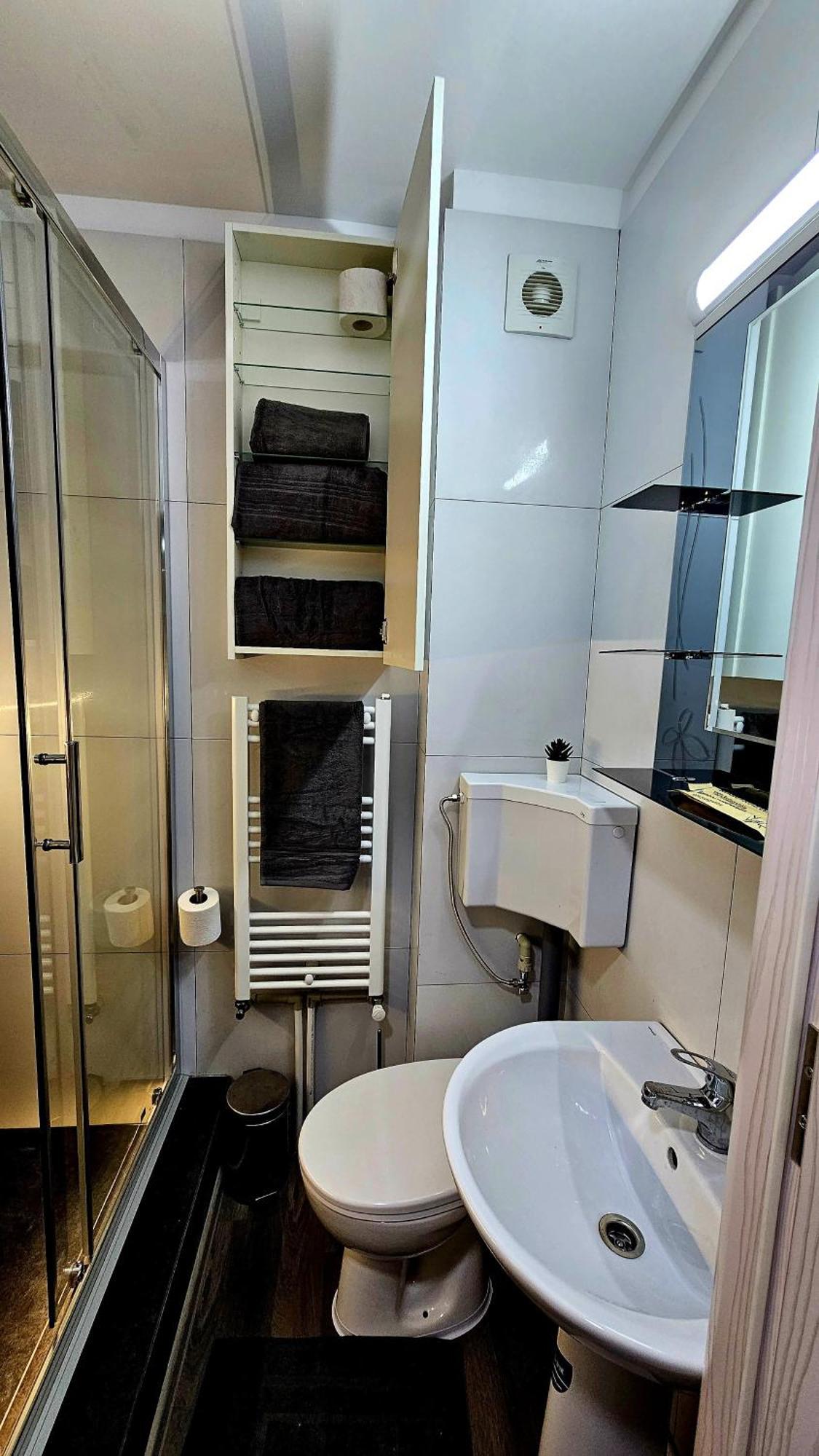Spoil Yourself With Style, Comfort And Luxury - Tony'S Studios Luxury ปีเตช ภายนอก รูปภาพ